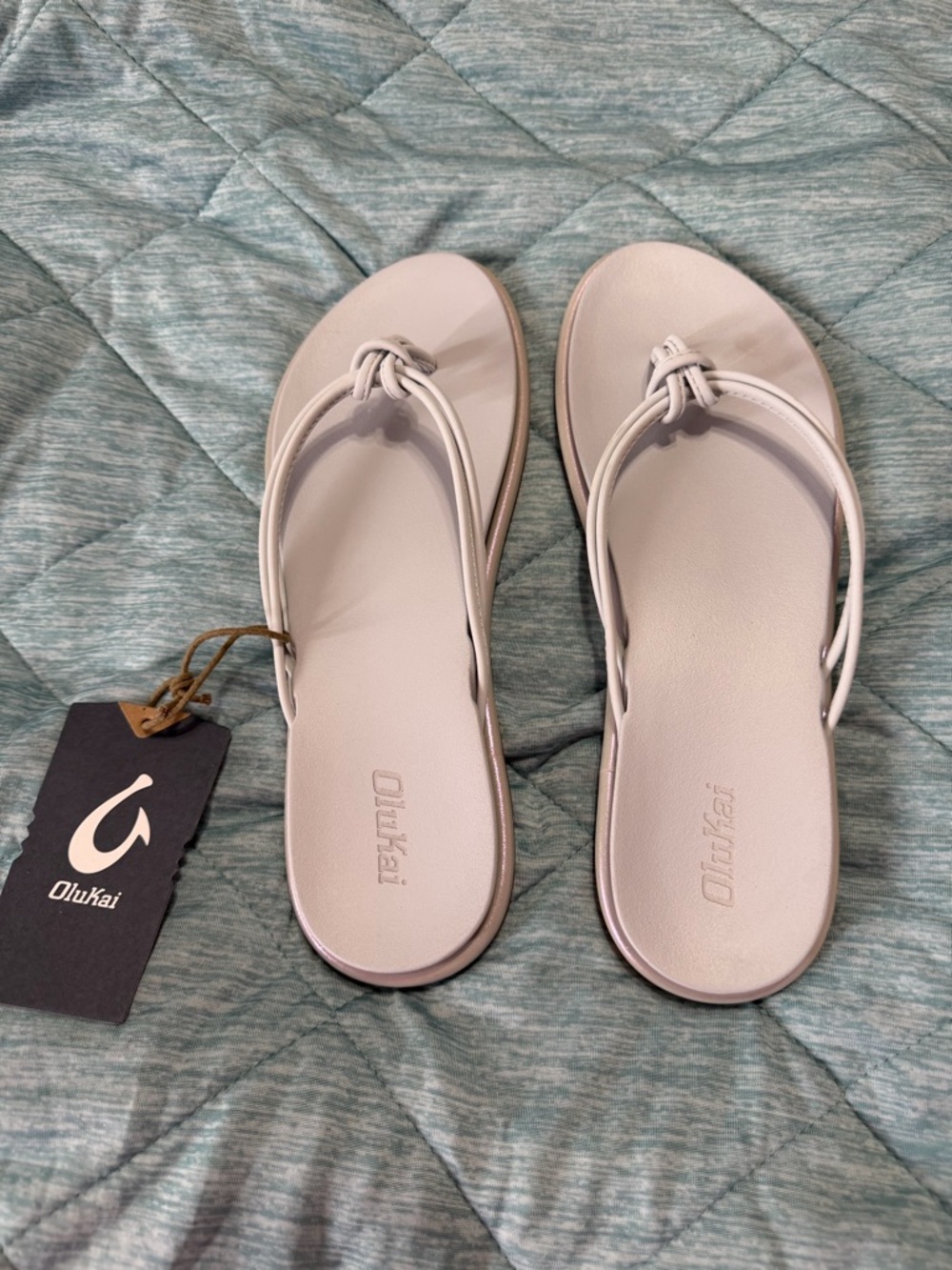 OluKai Women’s White Knot Thong Sandals